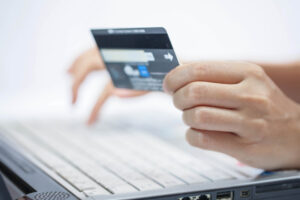 Girokonto: Bankkarte am Computer
